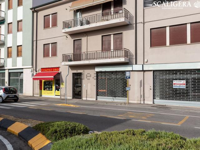 Locale in affitto di 540 m² in Via Frattini, 77