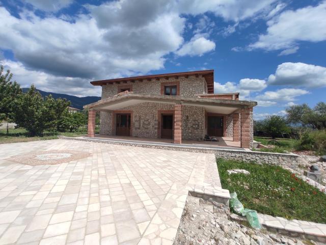 Locale in affitto di 540 m² in Via San Pietro Fogliesecche