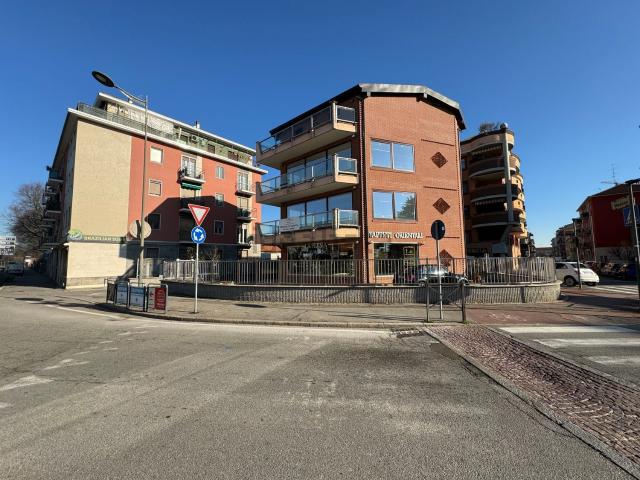 Locale in affitto di 550 m² in Via Massaia, 1