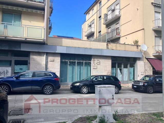 Locale in affitto di 550 m² in Via Napoli