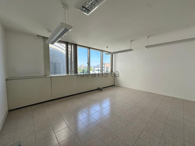 Locale in affitto di 550 m² in Via Torino, 105