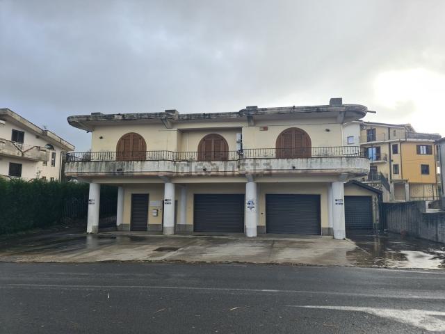 Locale in affitto di 550 m² in Strada Statale 18, 4