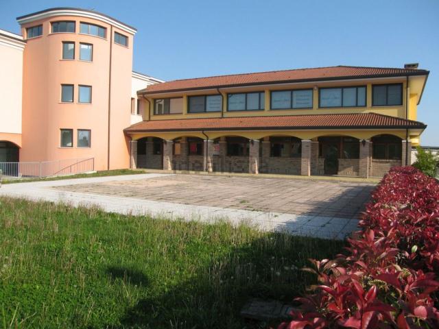 Locale in affitto di 560 m² in Via Euganea, 148