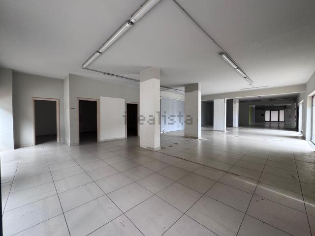 Locale in affitto di 560 m² in Via Francesco Costabile Poeta, 42