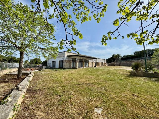 Locale in affitto di 570 m² in Via Lissandri