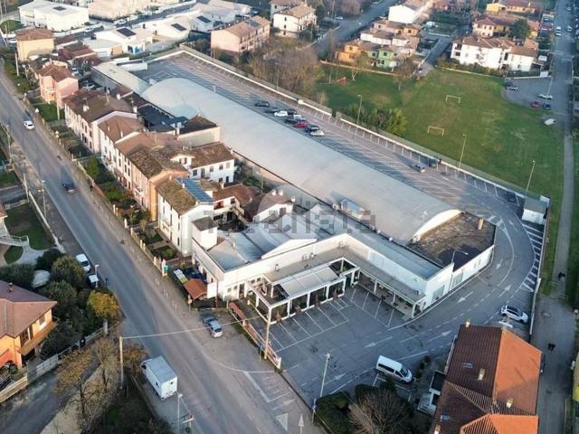 Locale in affitto di 575 m² in Via Mantova, 48