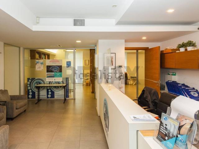 Locale in affitto di 580 m² in Via Monte Vergine, 2