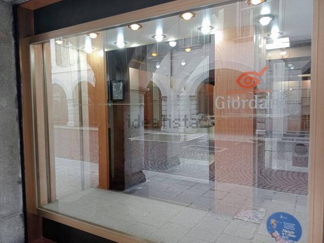 Locale in affitto di 58 m² in Via Vittorio Veneto, 38