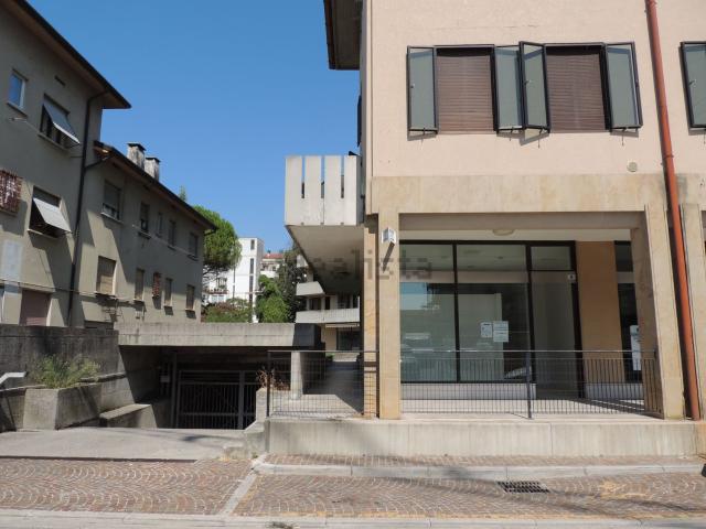 Locale in affitto di 63 m² in Via TRIESTE, 9