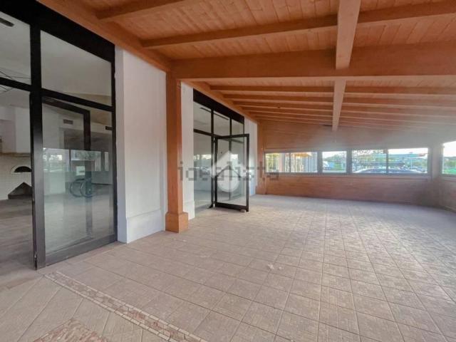 Locale in affitto di 600 m² in Via Claudia