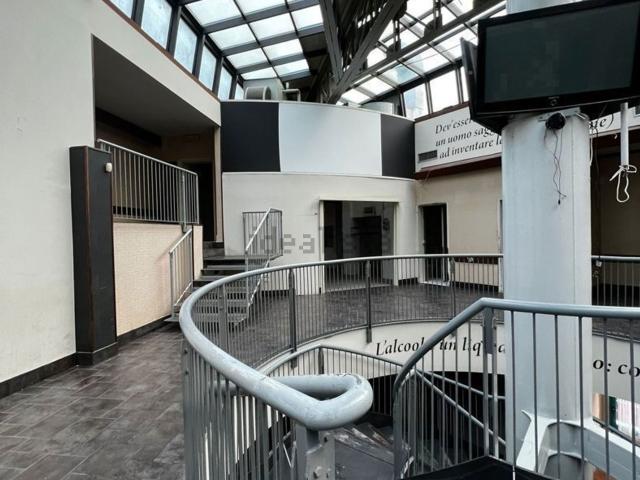 Locale in affitto di 600 m² in Via Andrea Costa, 154