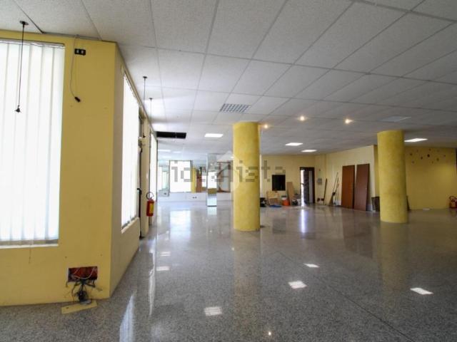 Locale in affitto di 600 m² in Via Aldo Moro, 2