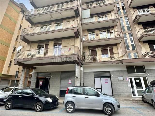 Locale in affitto di 600 m² in Via Benedetto Croce