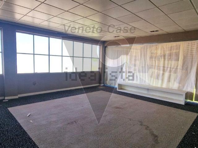 Locale in affitto di 600 m² in Via della Meccanica