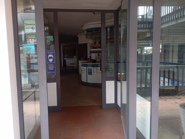 Locale in affitto di 600 m² in Via Italia, 1