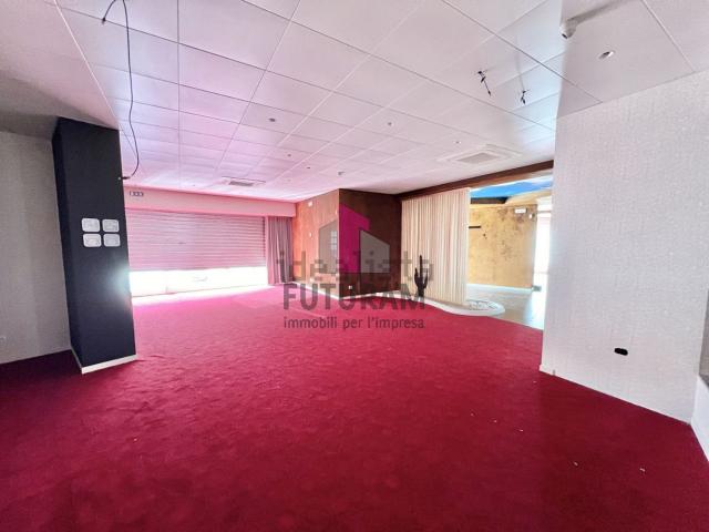Locale in affitto di 600 m² in Via Montegrappa