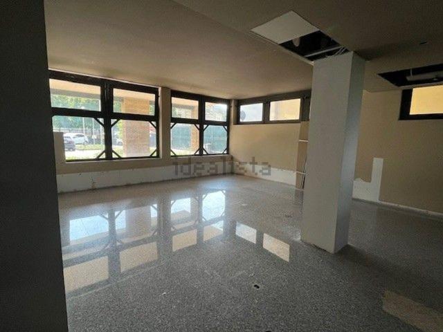 Locale in affitto di 600 m² in Via Sega, 21