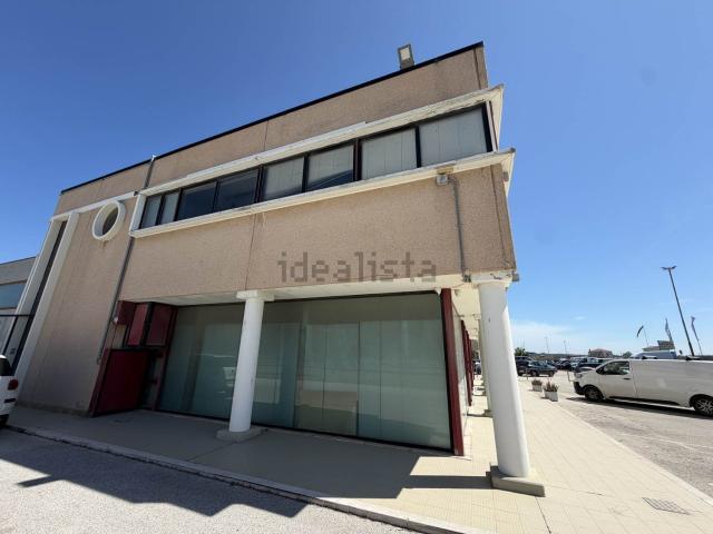 Locale in affitto di 600 m² in Viale Unione Europea
