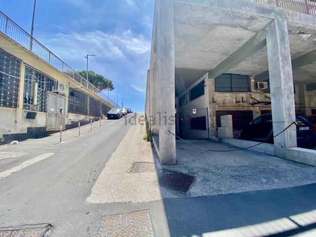 Locale in affitto di 606 m² in Viale Ruggero di Lauria, 81