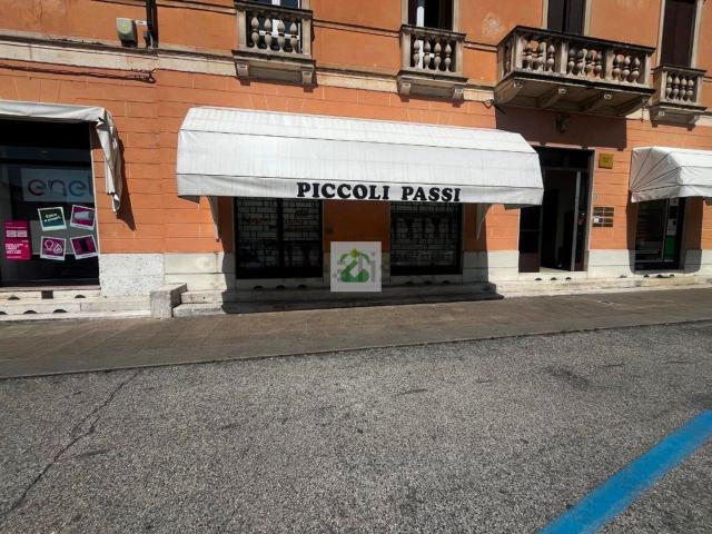 Locale in affitto di 60 m² in Piazza IV Novembre, 4