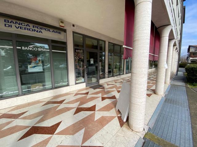Locale in affitto di 60 m² in Via Dondi dall&apos Orologio