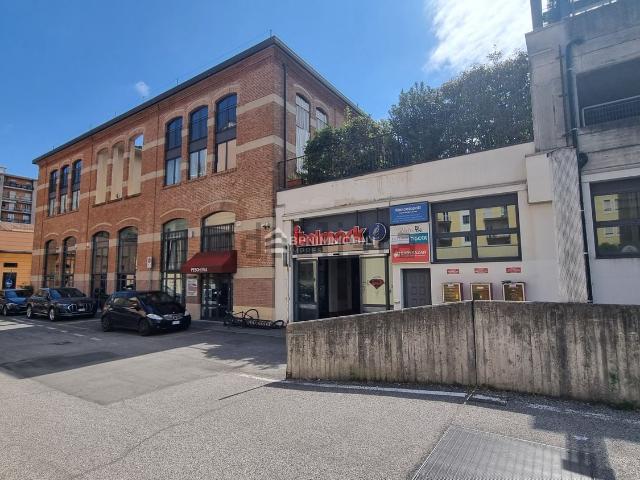 Locale in affitto di 60 m² in Via Luigi Apollonio, 15