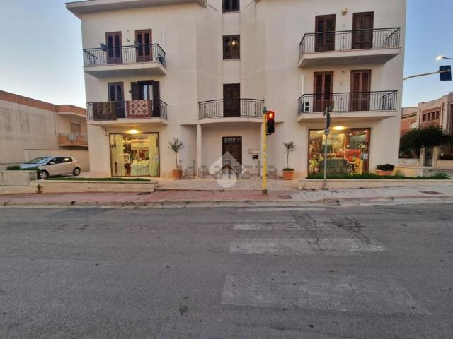 Locale in affitto di 620 m² in Via Giovanni Gentile