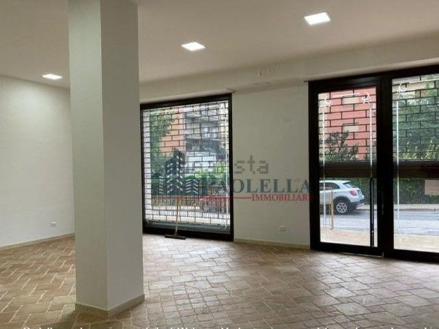 Locale in affitto di 62 m² in Via Adice