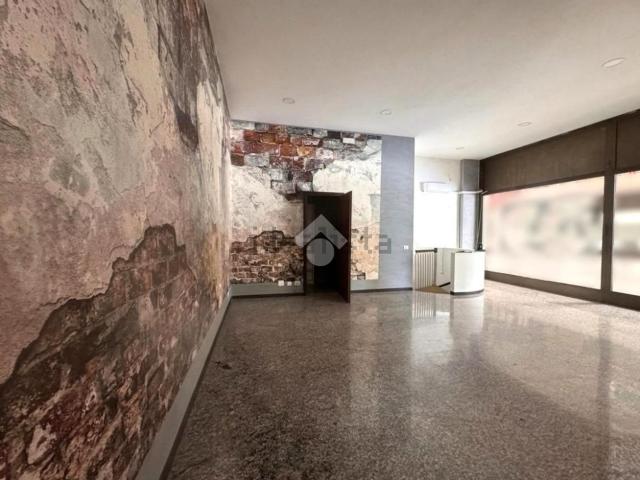 Locale in affitto di 62 m² in Via Carducci, 15