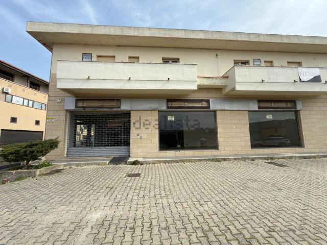 Locale in affitto di 630 m² in Viale Magna Grecia, 75
