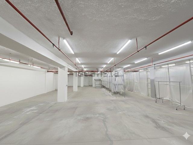 Locale in affitto di 635 m² in Via Baldassarre Castiglione