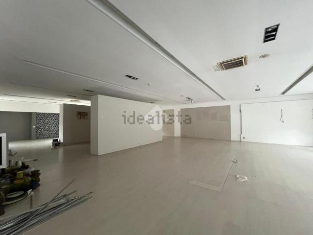 Locale in affitto di 650 m² in Via Dragonaria