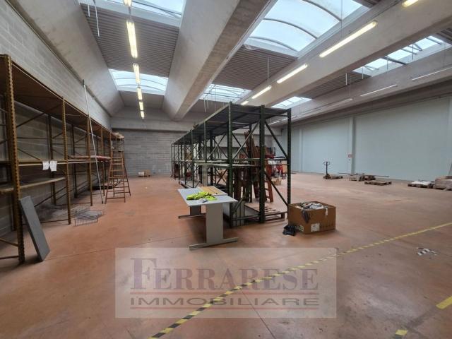 Locale in affitto di 650 m² in Via Sesta Strada