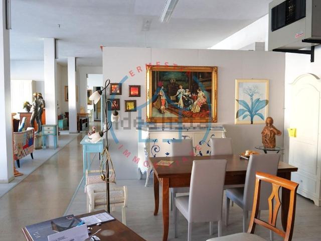 Locale in affitto di 650 m² in Via roma