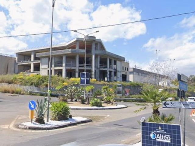 Locale in affitto di 653 m² in Viale Cristoforo Colombo