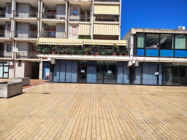 Locale in affitto di 655 m² in Via Ovidio, 62