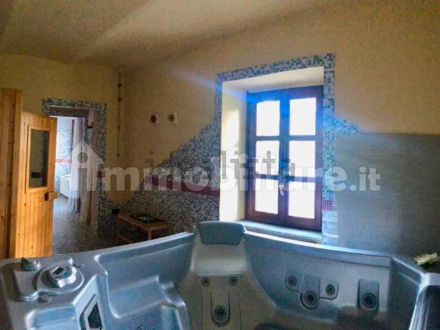 Locale in affitto di 65 m² in Località Quartino, 1