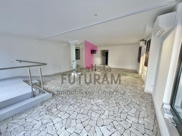 Locale in affitto di 65 m² in Via Divisione Julia, 5