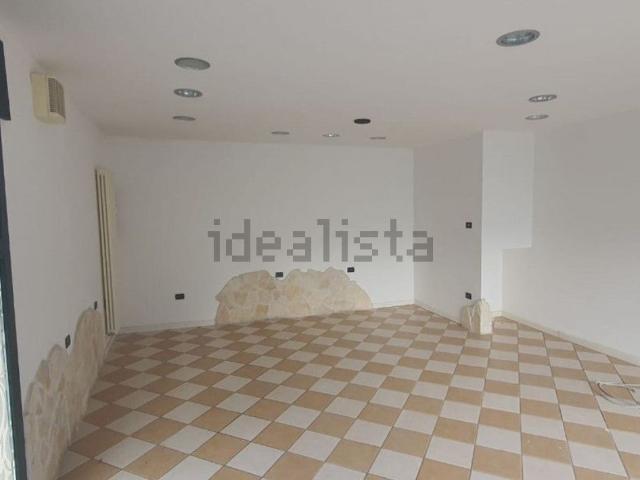 Locale in affitto di 65 m² in Via IV NOVEMBRE