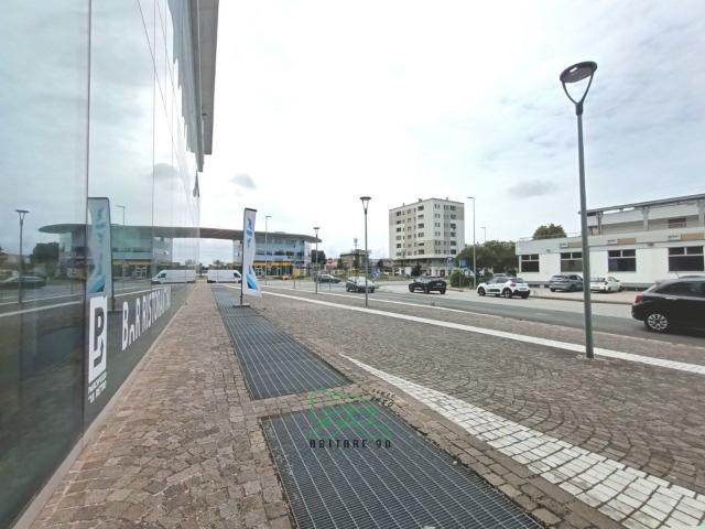 Locale in affitto di 65 m² in Via Sirolo