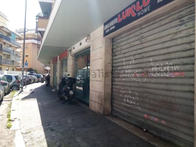 Locale in affitto di 660 m² in Via Giovanni Tamassia