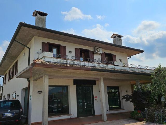 Locale in affitto di 660 m² in Via Monte Verena, 17