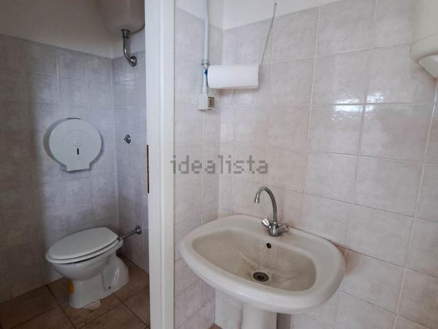 Locale in affitto di 670 m² in Via delle Tre Cannelle