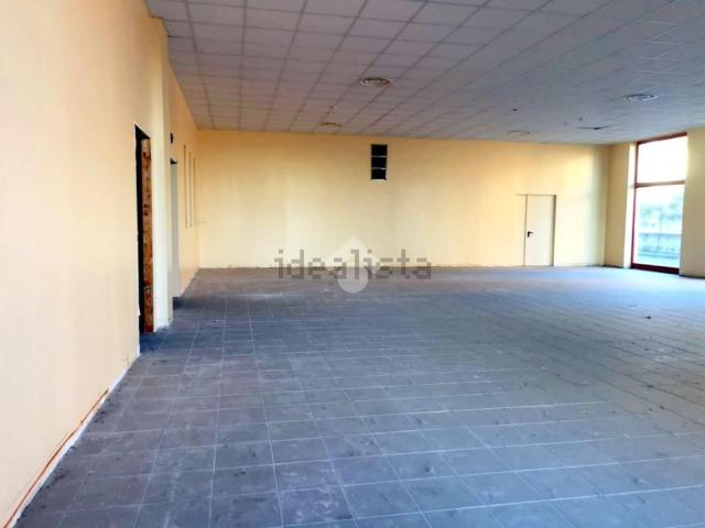 Locale in affitto di 670 m² in Via Nikolajewka, 9