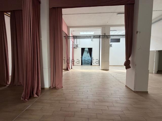Locale in affitto di 671 m² in Via Gardone, 9