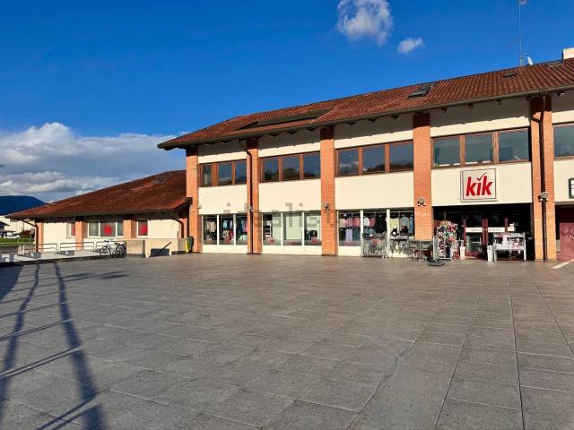 Locale in affitto di 680 m² in Via Tagliamento, 75
