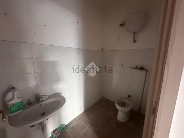 Locale in affitto di 68 m² in Via Fratelli Rosselli, 56