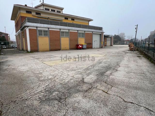 Locale in affitto di 690 m² in Via Giuseppe Zanardelli