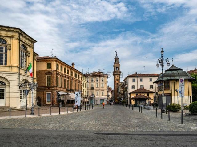 Locale in affitto di 690 m² in Via Roma