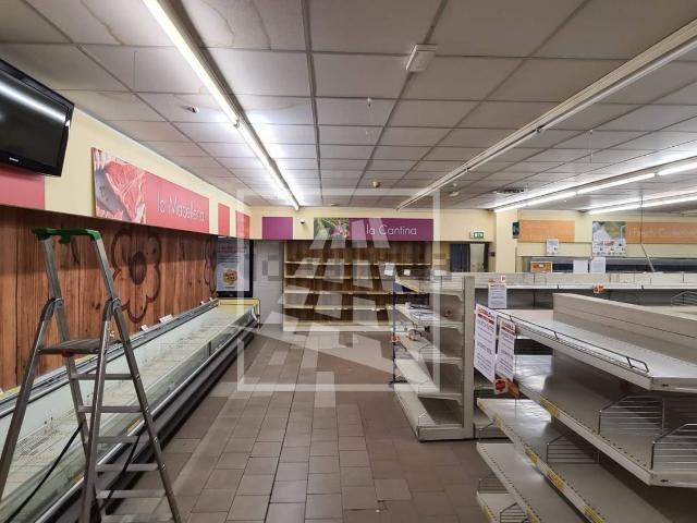 Locale in affitto di 697 m² in Via Ugo Betti, 5